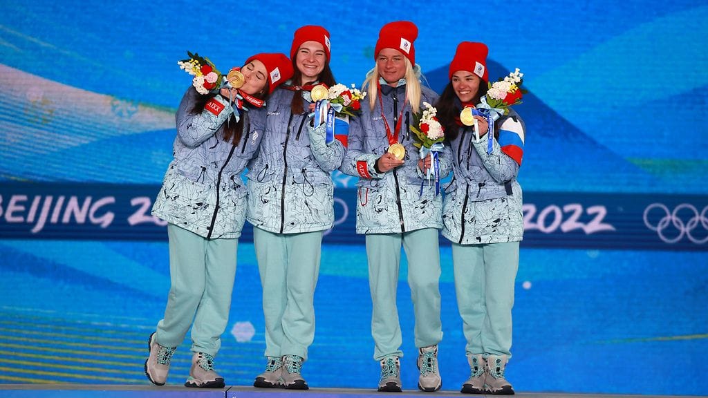 Venäläisurheilijoiden mahdollinen paluu hiihtoladuille on tuottanut runsaasti kritiikkiä Pohjoismaiden keskuudessa. Kuva Pekingin olympialaisista, jossa Venäjän olympiakomitean joukkueen urheilijat voittivat maastohiihdossa viestikultaa.
