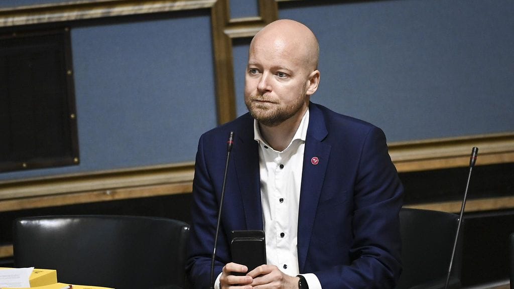 Vasemmistoliiton eduskuntaryhmän puheenjohtaja Jussi Saramo ei kerro julkisuuteen, minkälaisista rangaistuksista on kyse.