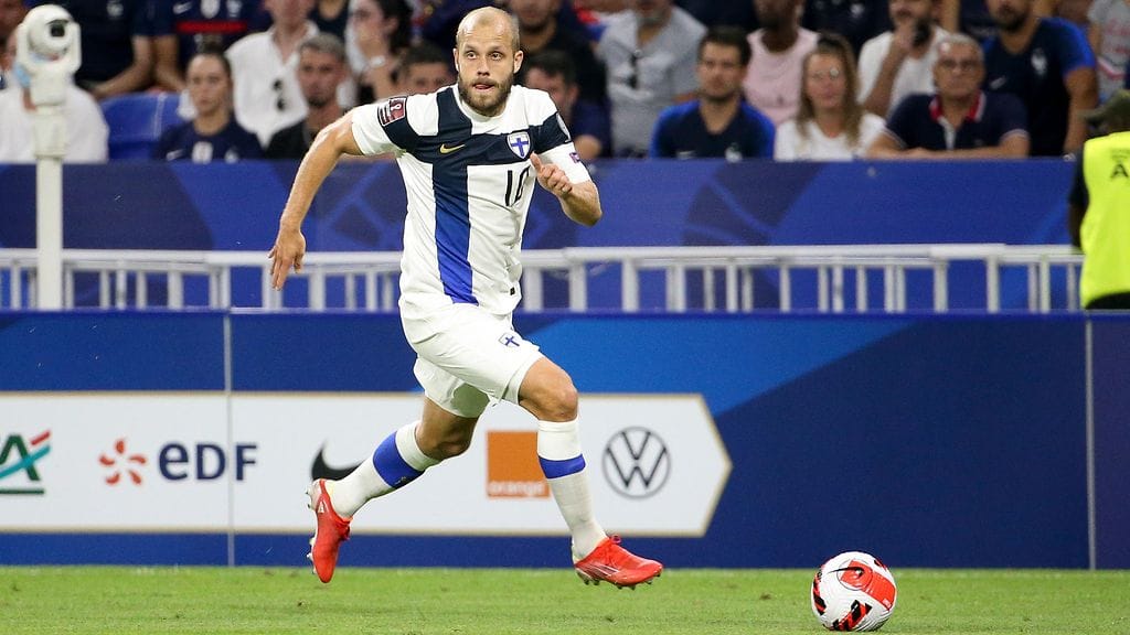 Teemu Pukki viimeisteli Suomen osuman Romania-ottelussa.