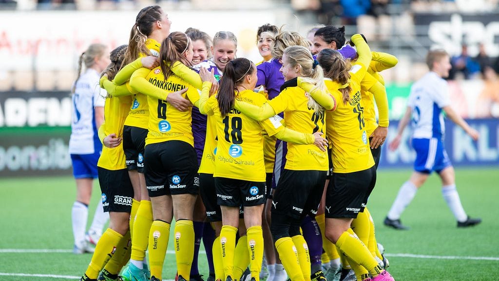 KuPS naiset juhlivat Suomen mestaruutta.