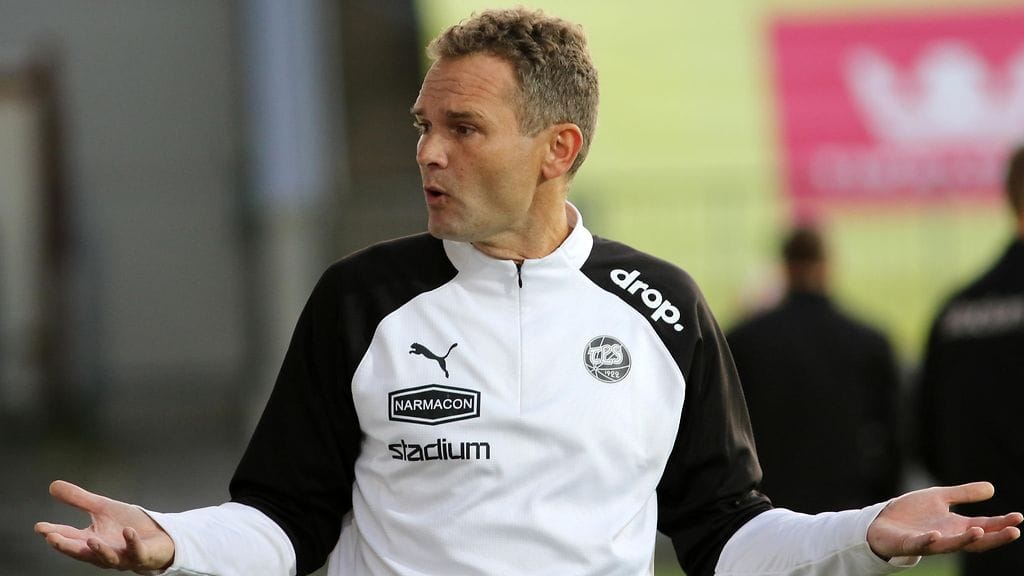 Jonatan Johansson sai kenkää TPS:n peräsimestä.