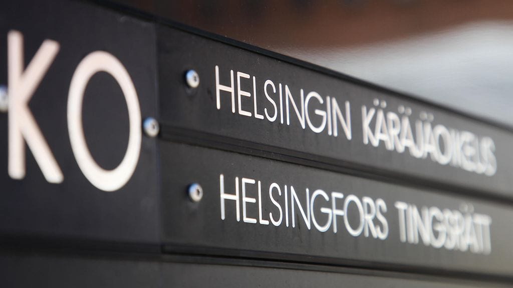 Helsingin käräjäoikeus on tuominnut 28-vuotiaan naisen vankeuteen ainakin 25 prostituoidun parittamisesta eri puolella Suomea.