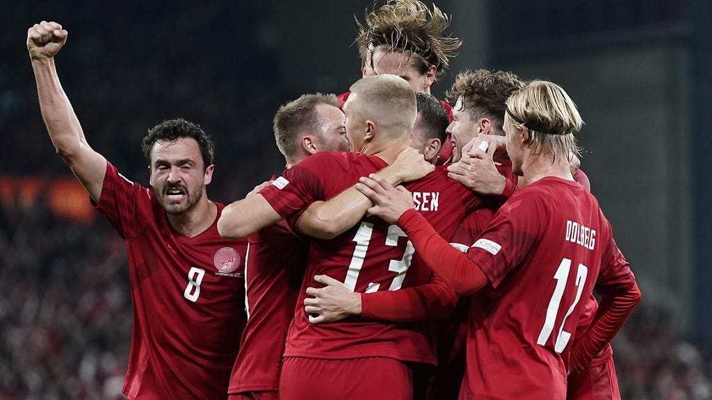 Tanskan pelaajat juhlivat 2–0-maalia Ranskaa vastaan.