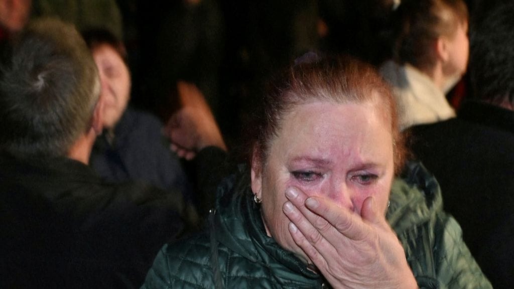 Taran kaupungissa Siperiassa omaiset hyvästelivät palvelukseen lähteviä miehiä 26.9.2022