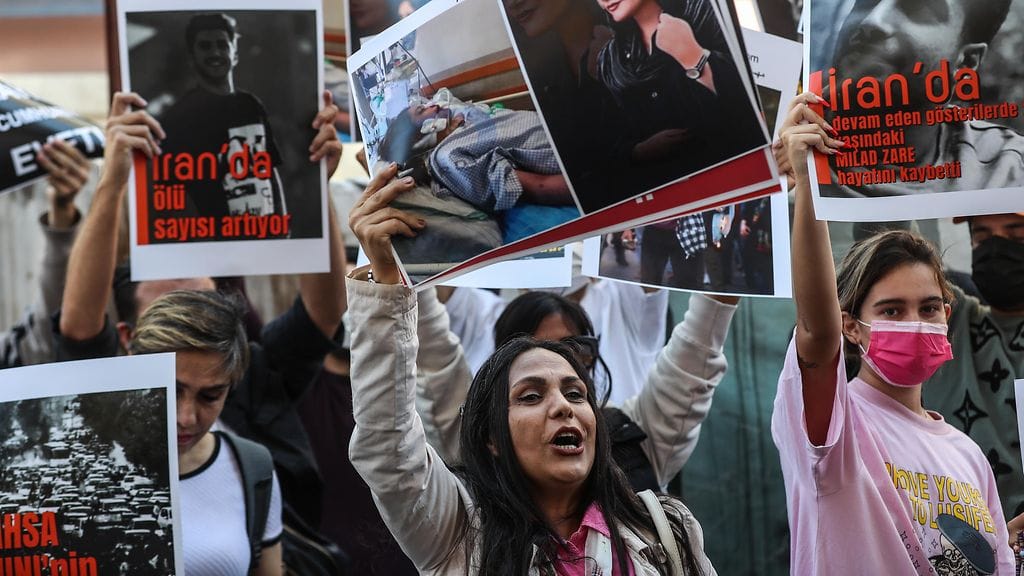 Kuvassa Iranissa järjestetty mielenosoitus. Mielenosoitukset ovat levinneet ympäri maailmaa.