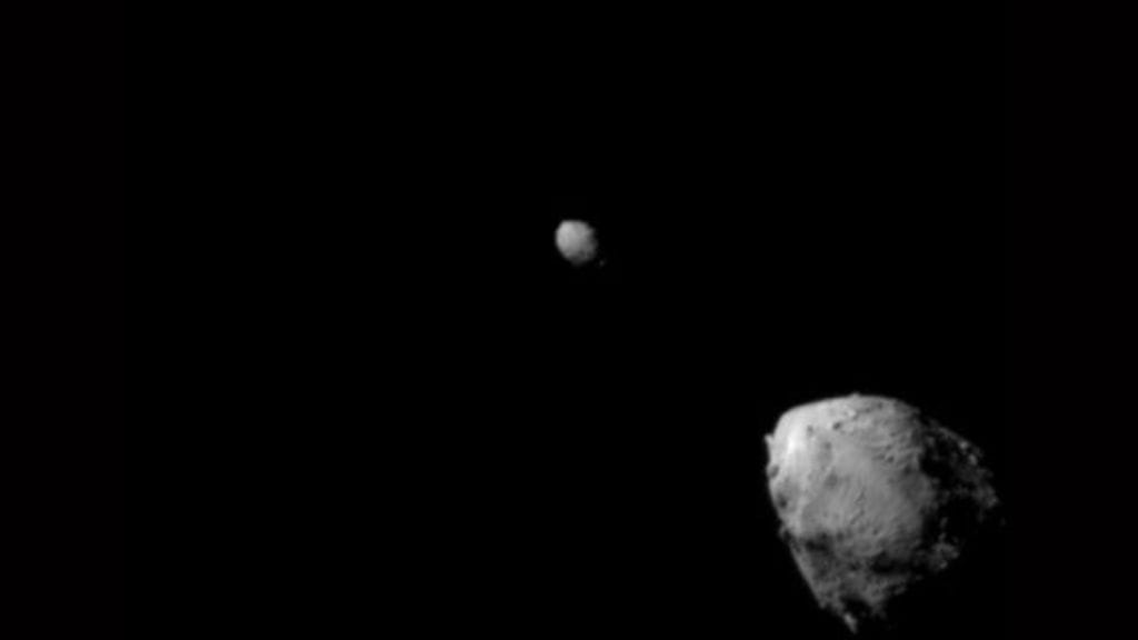 Didymos (oikealla) ja Dimorphos (vasemmalla) DART-avaruusaluksen DRACO-kameralla kuvattuna 27.9.2022 juuri ennen aluksen törmäystä Dimorphos-asteroidiin.
