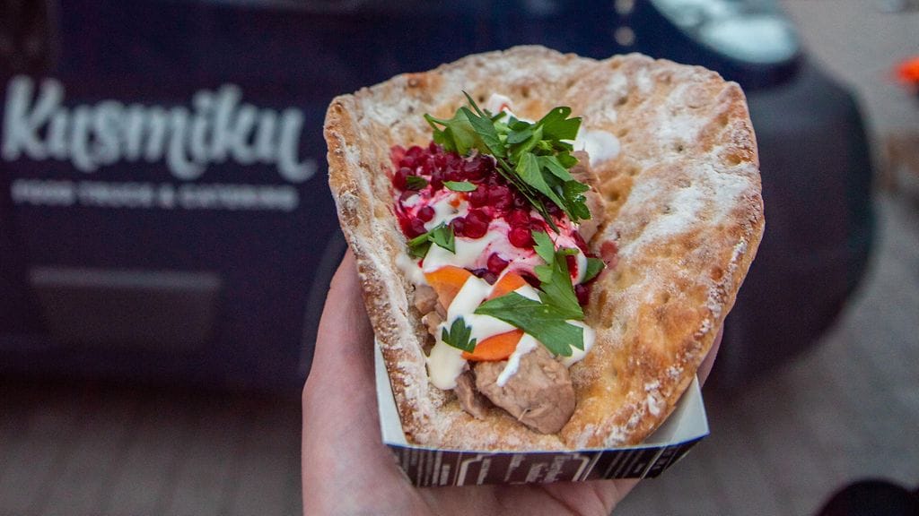 Karjalanrieska on käytännössä karjalanpaistilihaa höysteineen käärittynä perunarieskaan. Rieskan välissä on lihan lisäksi muun muassa katajanmarjoilla pikkelöityä porkkanaa, puolukoita sekä persiljaa.