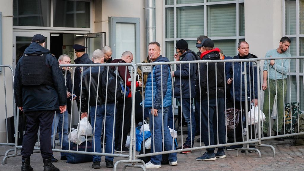 Asepalvelukseen kutsuttuja miehiä värväyskeskuksen ulkopuolella Moskovassa 27. syyskuuta.