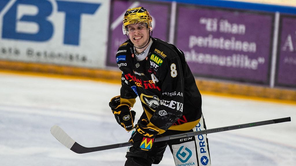 Saku Mäenalainen pelasi viime kaudella Kärpissä.