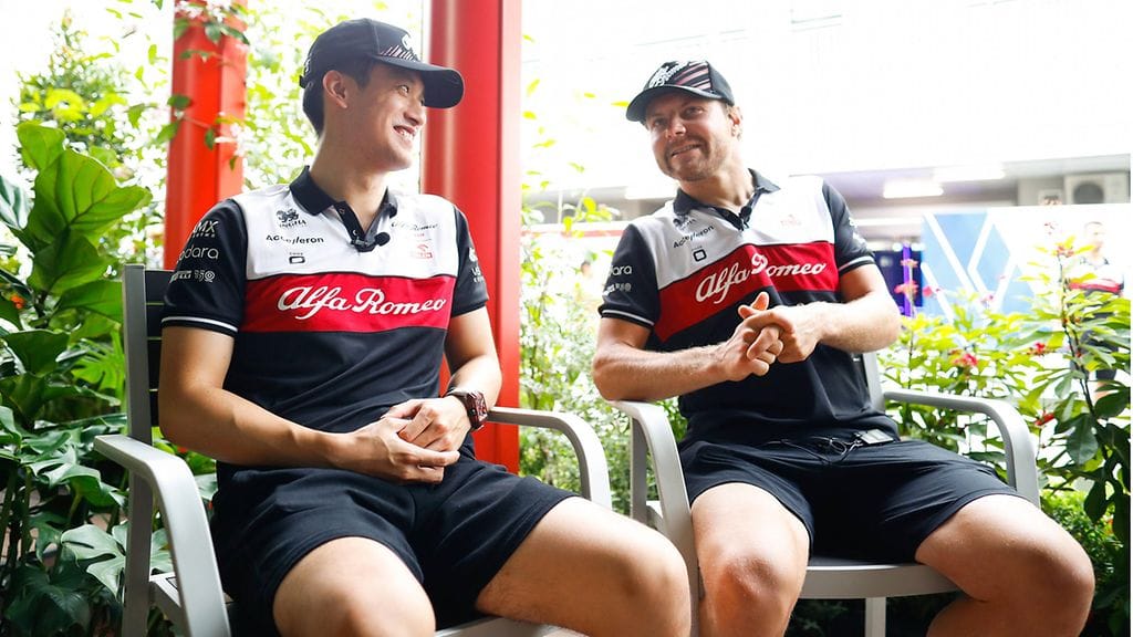 Zhou Guanyu (vas.) on Valtteri Bottaksen Alfa Romeo -tallikaverina myös ensi kaudella.