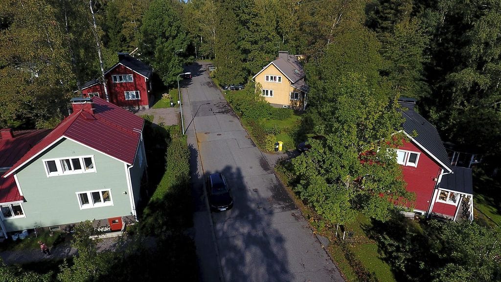 Pohjola Vakuutuksen kyselytutkimuksen mukaan vain 56 prosenttia omakotitalossa, paritalossa tai maatilalla asuvista suomalaisista on tarkistuttanut tontiltaan huonokuntoiset puut. Kuvituskuvan talot ja kiinteistöt eivät liity uutiseen.