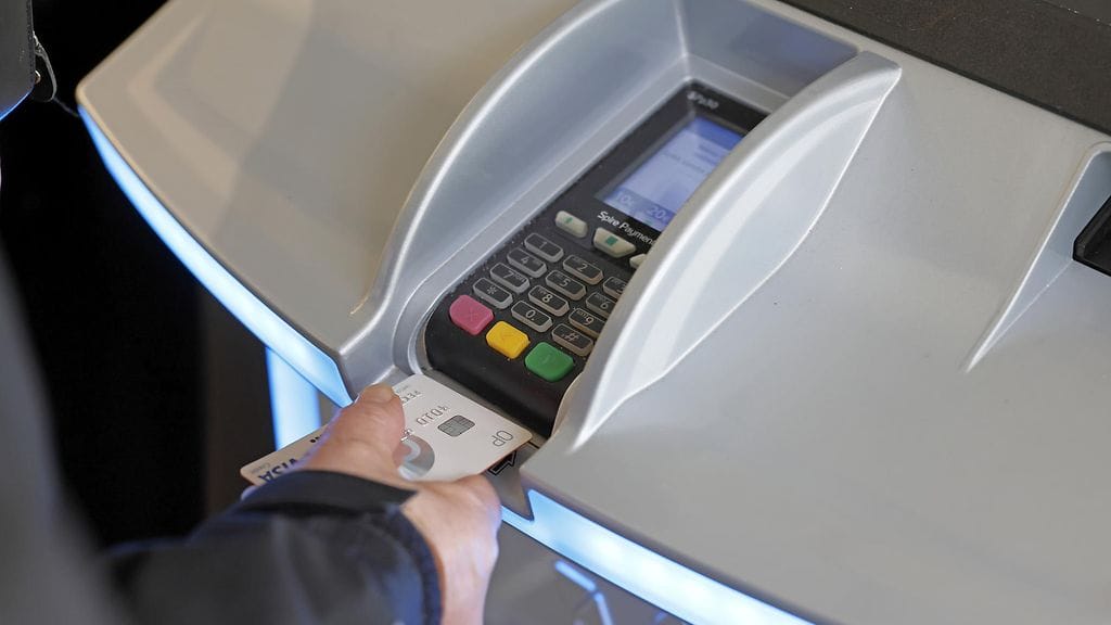 Korttimaksamisessa esiintyy laajoja häiriöitä, kertovat useat mediat.