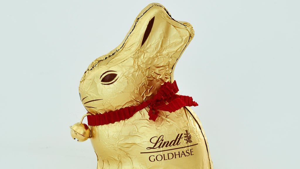 Lindtin versio suklaapupusta on kyyryssä istuva jänö, joka on kääritty kultaiseen folioon ja sillä on kaulassaan punainen rusetti ja kello.