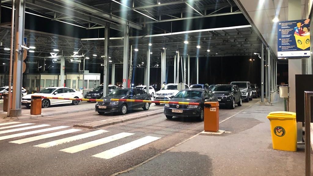 Kaakkois-Suomen rajanylityspaikoilla on tapahtunut tämän vuorokauden aikana noin 1 200 maahantuloa, kertoo Kaakkois-Suomen rajavartiosto. Kuva Vaalimaalta myöhään eilen.