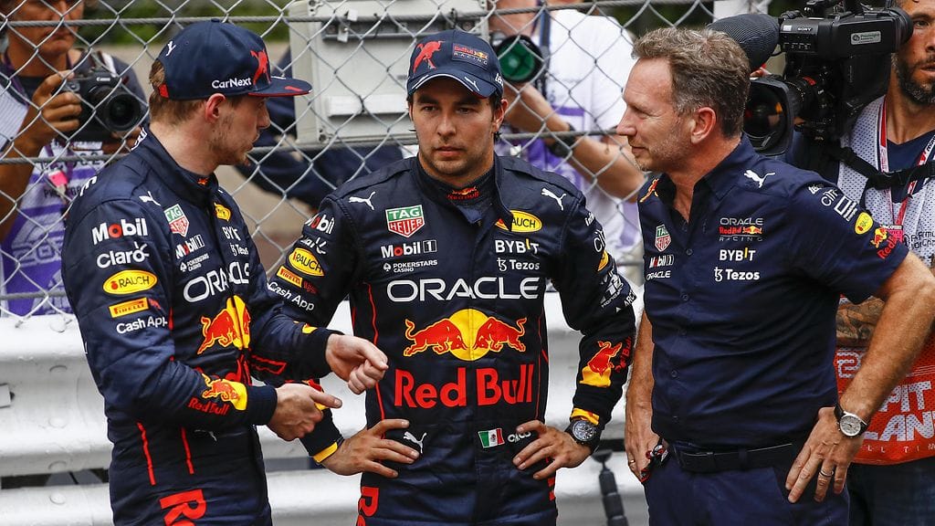 Max Verstappen, Sergio Perez ja Christian Horner neuvonpidossa.