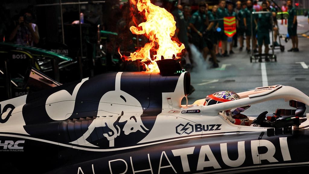 Pierre Gaslyn AlphaTauri oli hetken aikaa liekeissä varikolla.