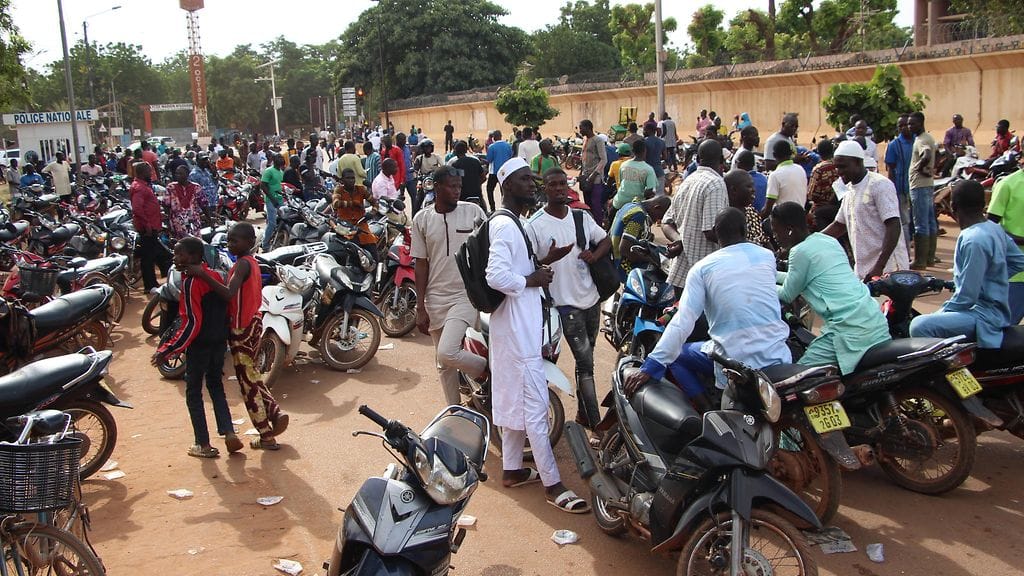 Ihmisiä kerääntyi kadulle Ouagadougoussa, Burkina Fasossa, kun huhut vallankaappauksesta alkoivat levitä.