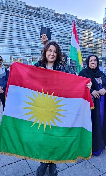 Oikeustieteen maisteriopiskelija Juana Amiri osallistui Iran-mielenosoitukseen Helsingissä 1.10.2022.