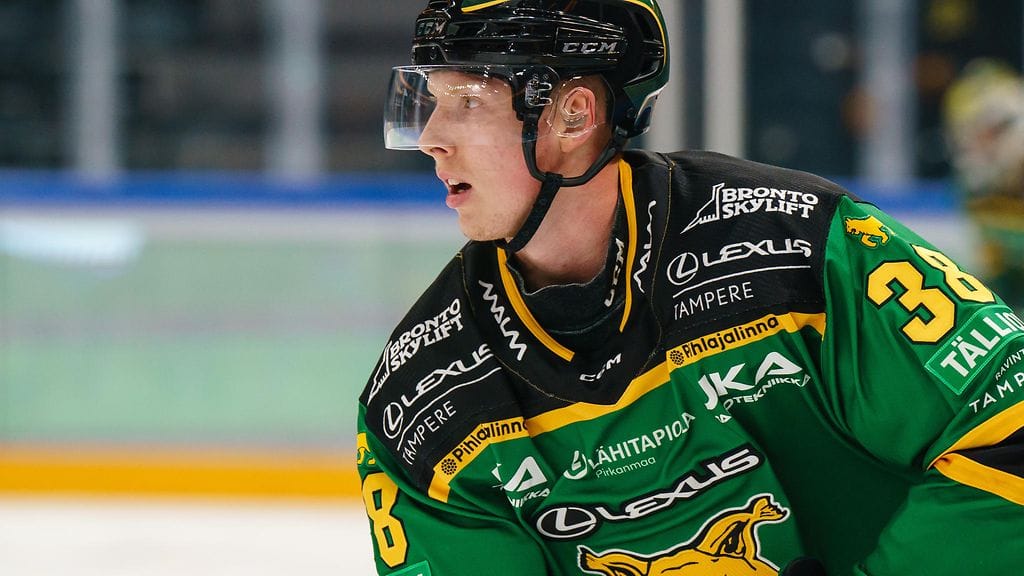 Aku Räty Ilves-paidassa.