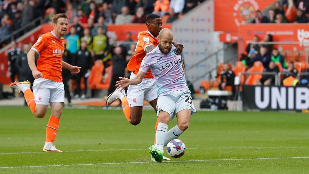 Teemu Pukki sijoitti pallon varmasti Blackpoolin verkkoon.
