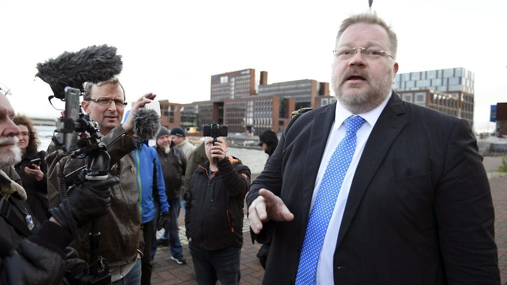 Johan Bäckman (oik.) saapui Helsingin hovioikeuteen, jossa alkoi toimittaja Jessikka Aron vainoamis- ja kunnianloukkauskokonaisuuden käsittely 21. lokakuuta 2019.