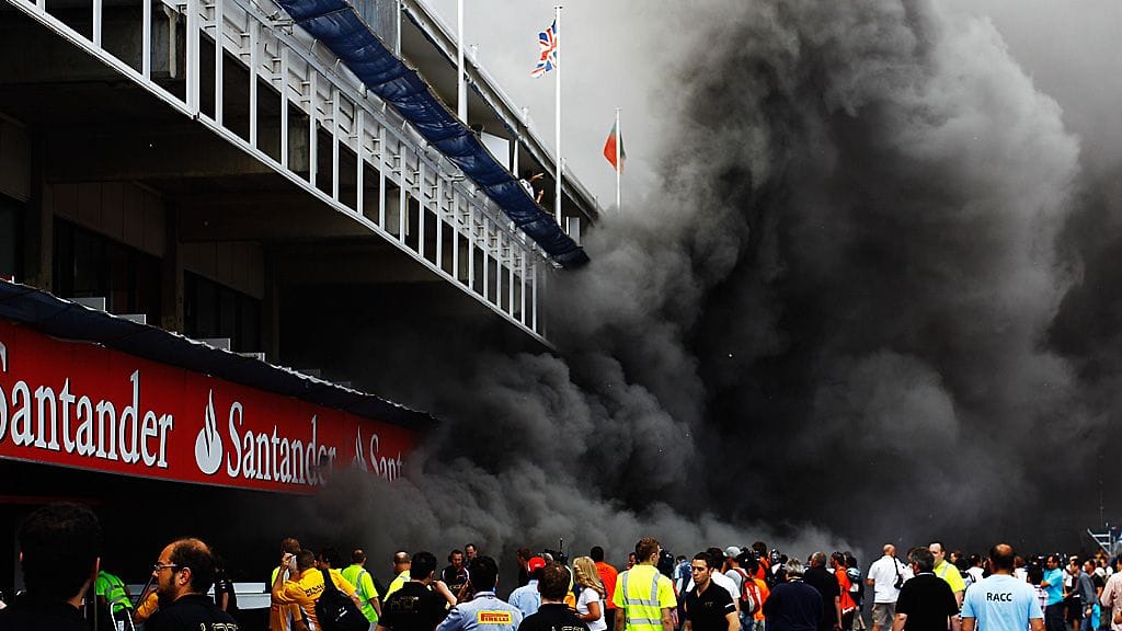 Tallipäällikkö Frank Williams avustetaan ulos varikkopilttuusta