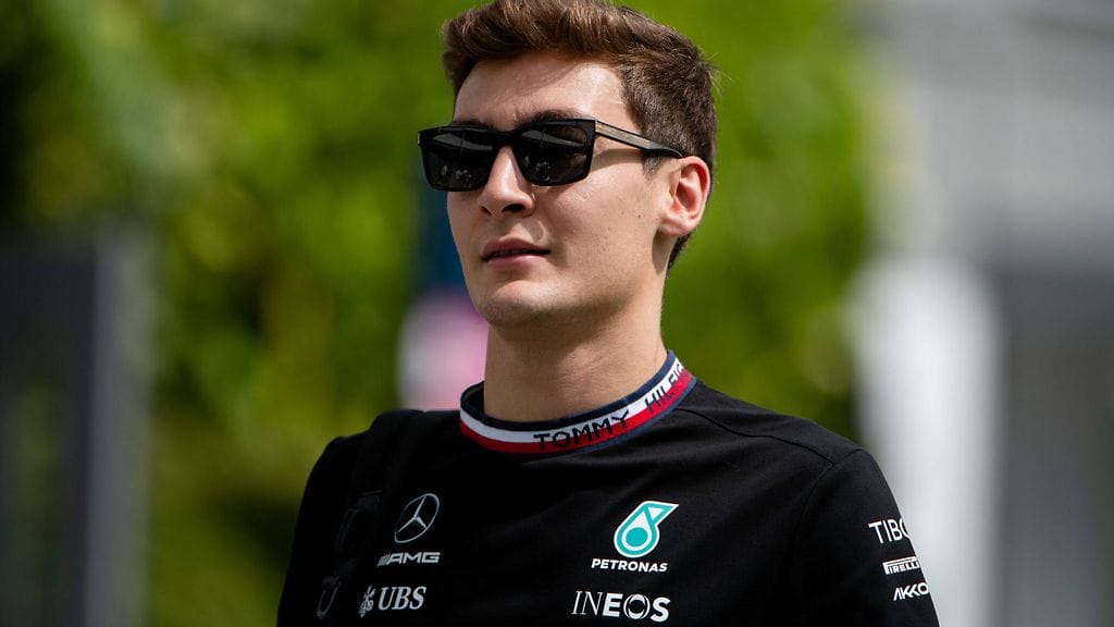 Russell lähtee kisaan varikolta.