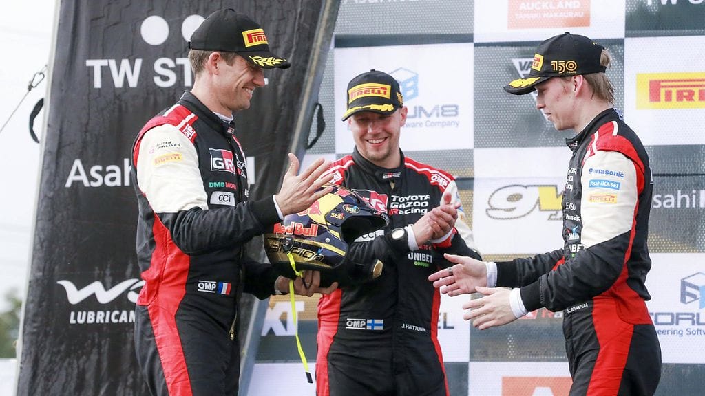Sebastien Ogier (vas.) antoi lahjan Kalle Rovanperälle (oik.).