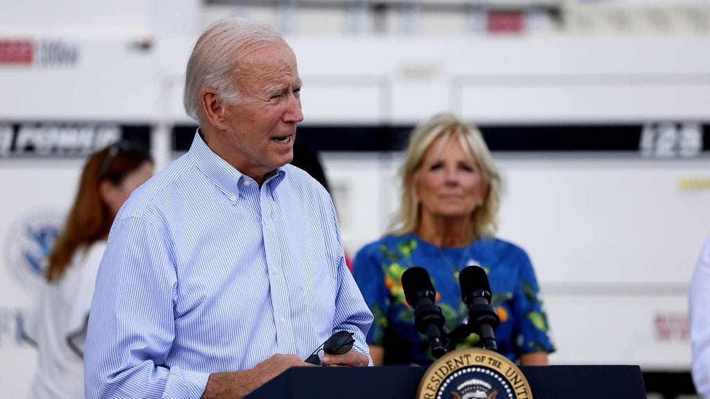 Biden vieraili hurrikaani Fionan runtelusta toipuvassa Puerto Ricossa puolisonsa Jill Bidenin kanssa maanantaina.