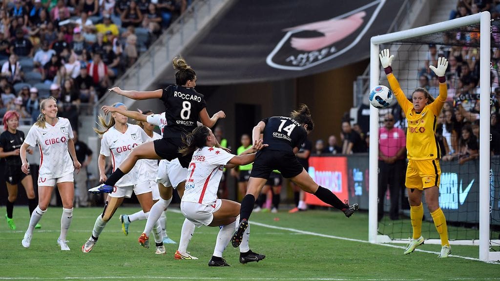 Maanantaina julkaistu tutkimusraportti on karua luettavaa. Kuvituskuva NWSL-ottelusta.