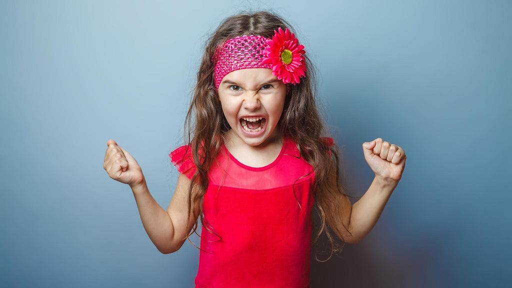 tyttö huutaa, lapsi huutaa