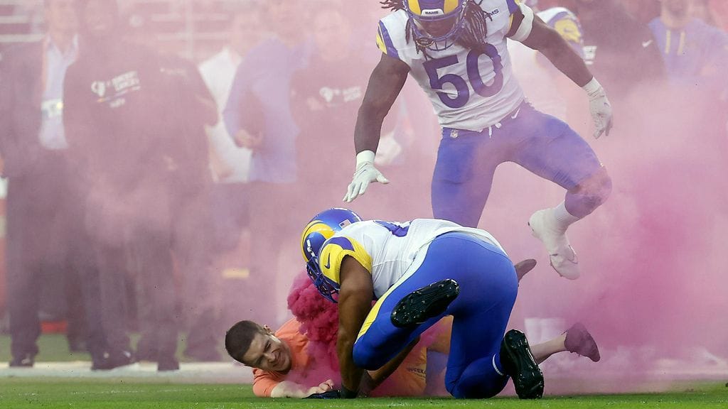 Bobby Wagner päätti mielenosoittajan rynnistyksen NFL-ottelussa.