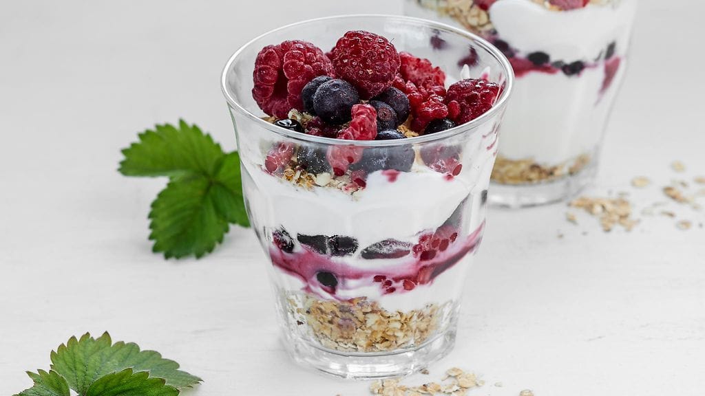 Marjaisa hiutaleherkku lasiin kerroksittain aseteltuna.