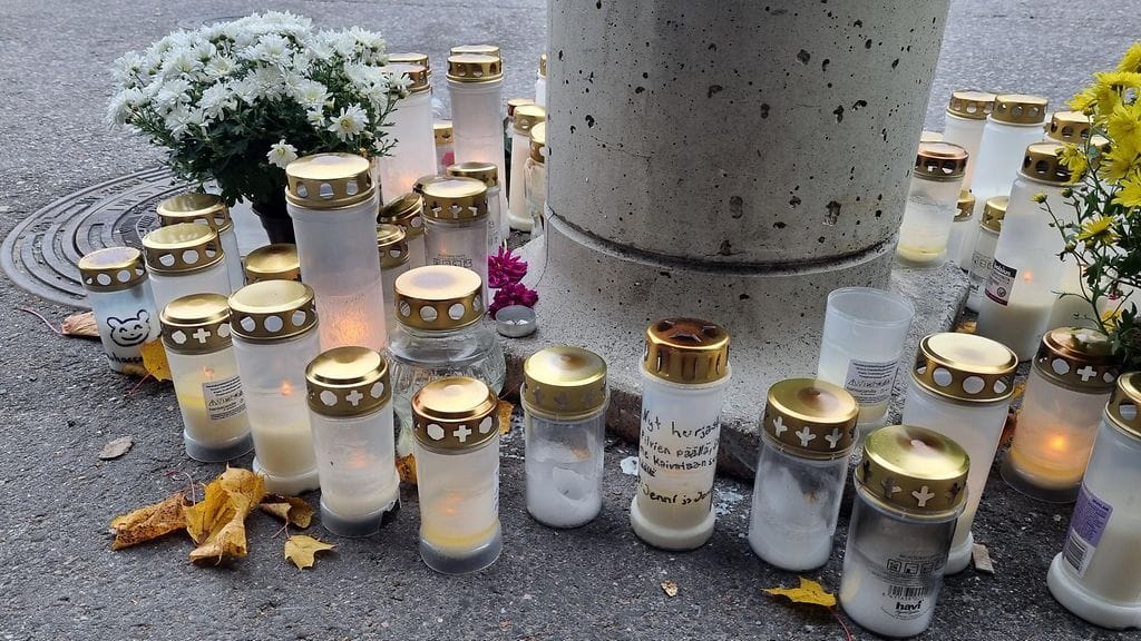 Tiistaina uhrin muistoksi oli tuotu kymmeniä kynttilöitä ravintolan edustalle.