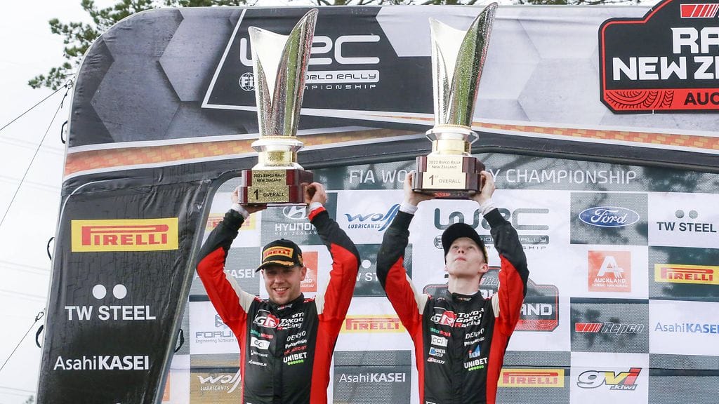 Kalle Rovanperä ja Jonne Halttunen pääsivät juhlimaan maailmanmestaruuden varmistumista Uudessa-Seelannissa.