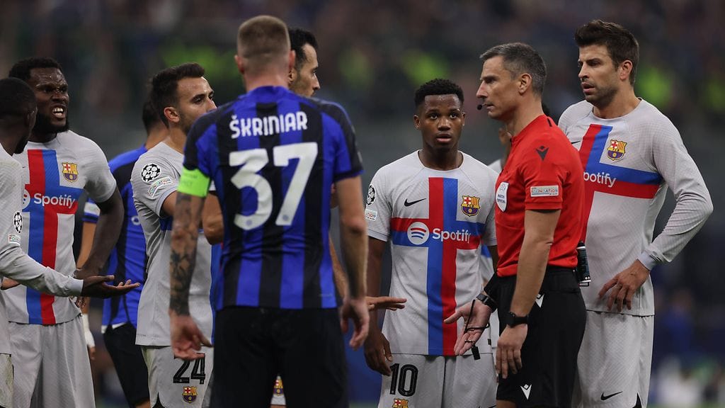 Erotuomari Slavko Vincic pelaajien ympäröimänä, kun Denzel Dumfriesin mahdollista käsivirhettä tarkistettiin videoilta.