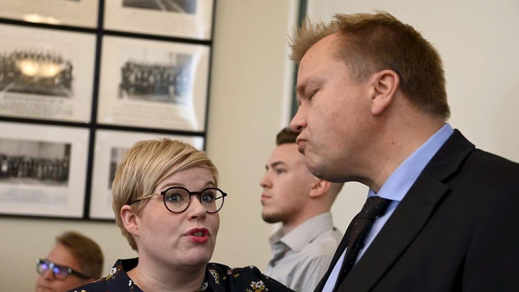 Keskustan puheenjohtaja, valtiovarainministeri Annika Saarikko ja puolustusministeri Antti Kaikkonen (kesk.) syyskuussa.