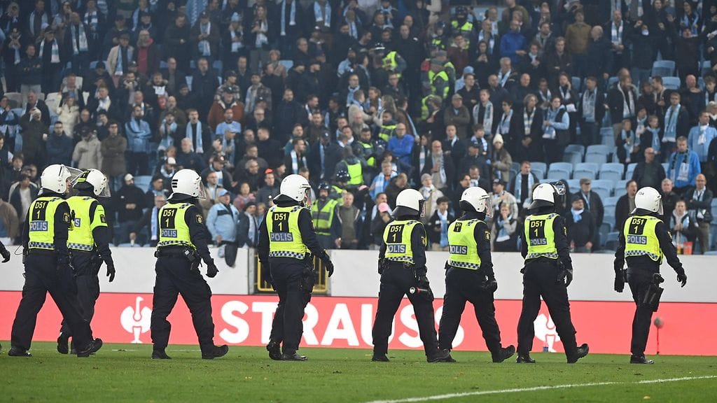 Union Berlin -kannattajat ampuivat raketteja kentälle Eurooppa-liigan ottelussa. Poliisit joutuivat hommiin.