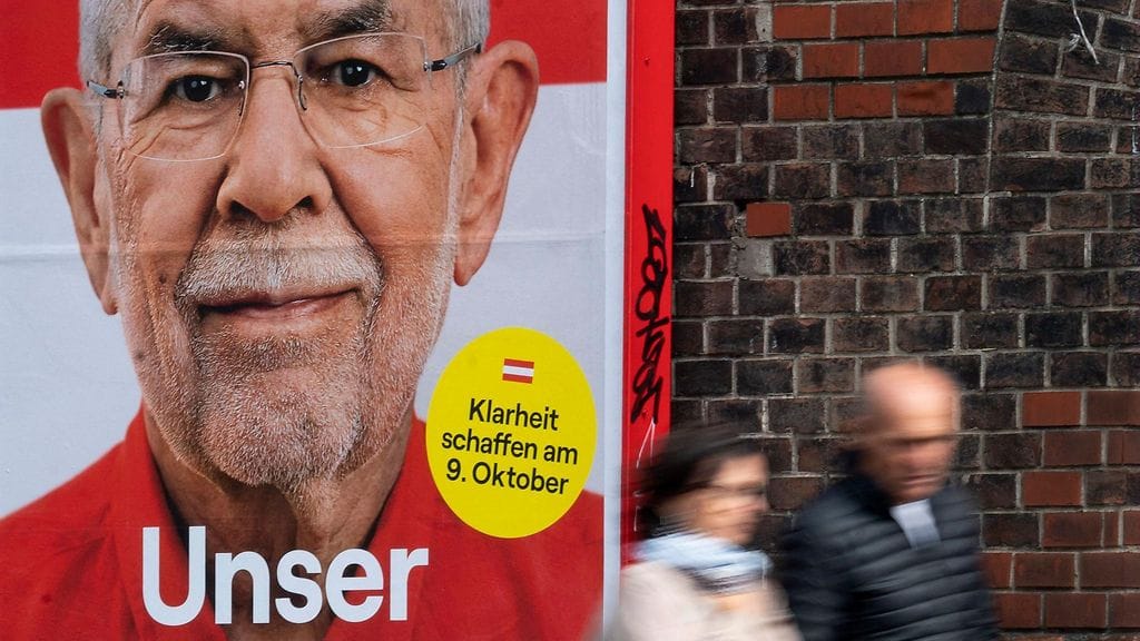 Van der Belleniä on mainostettu kampanjajulisteissa "turvalliseksi valinnaksi myrskyisinä aikoina".