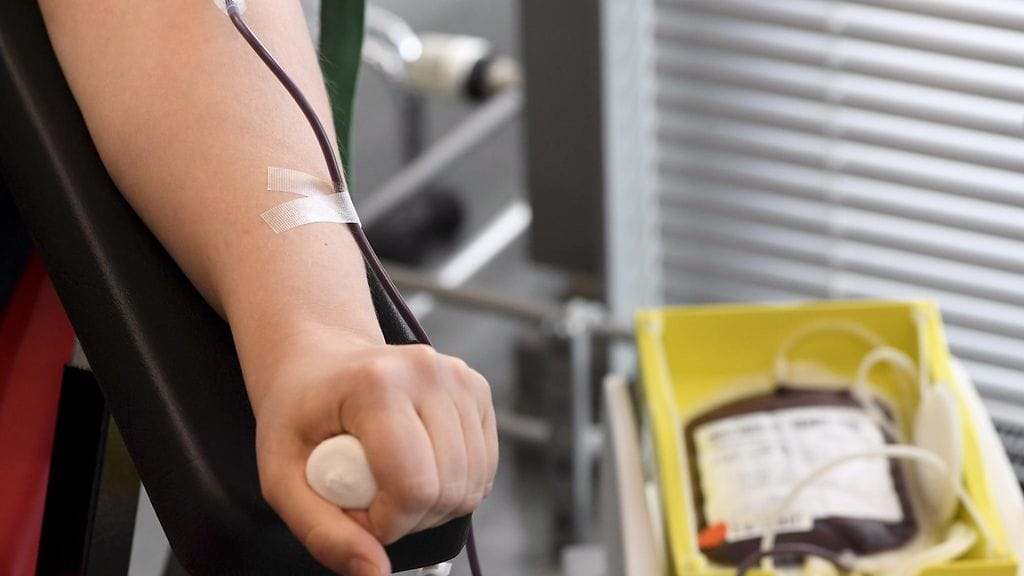 Kuvituskuvaa verenluovutuksesta.