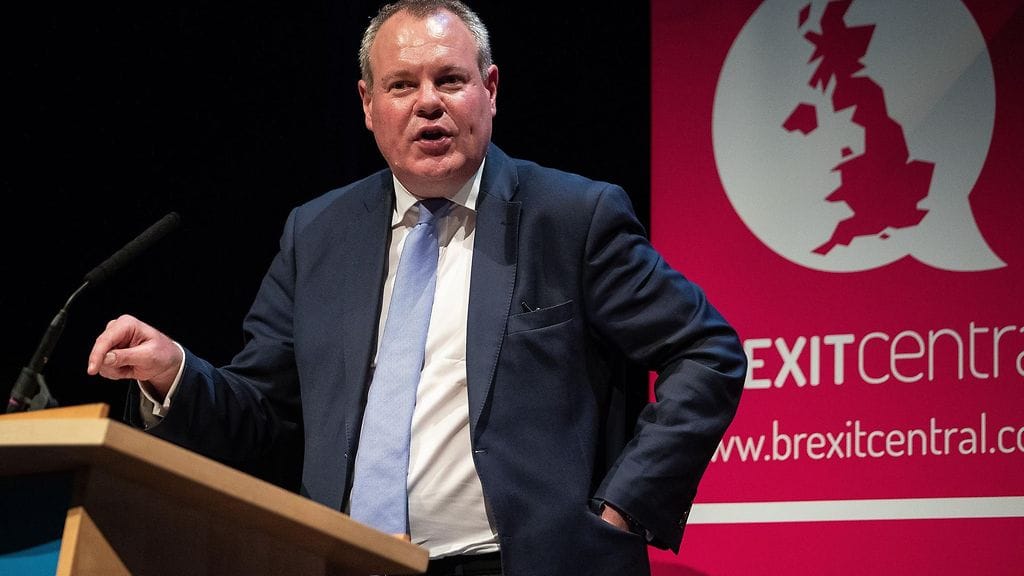 Britannian konservatiivipuolueen kansanedustaja Conor Burnsin väitetään lääppineen nuoren miehen reittä hotellin baarissa.