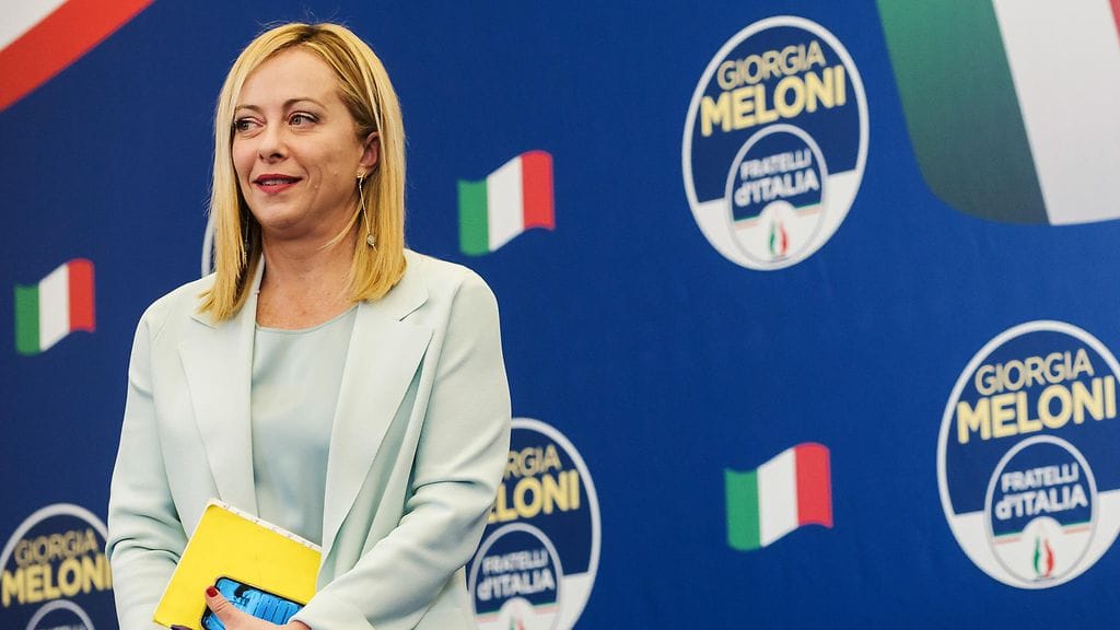Italian pääministeri Georgia Meloni johtaa maan kansalliskonservatiiviseksi tai laitaoikeistolaiseksi luonnehdittua Italian veljet -puoluetta.