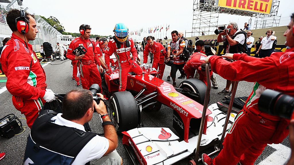 Fernando Alonso varikolla Brasilian GP:ssä.