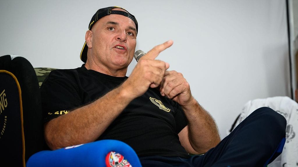 John Fury on polleaa miestä.