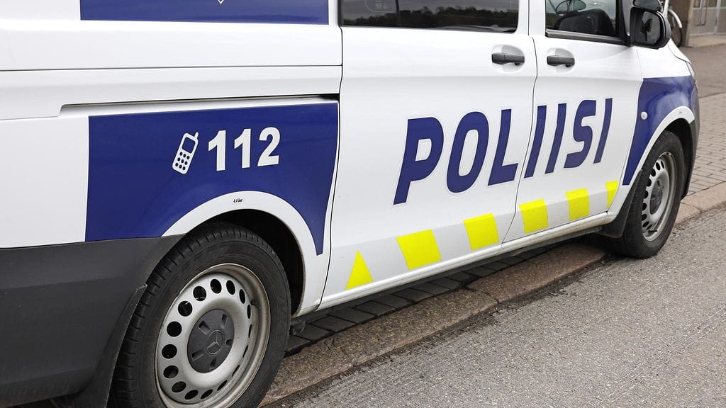Törmäyksen jälkeen autoilija on pysähtynyt, mutta poistunut paikalta jättämättä yhteystietoja.