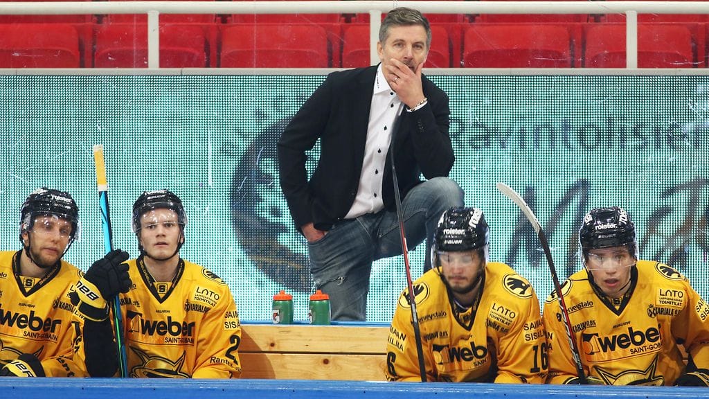 Tero Lehterä SaiPan penkin takana lokakuussa 2020.