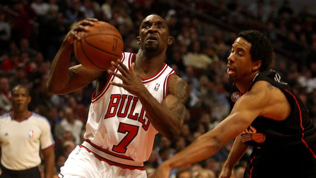 Gordon (vas.) pelasi urallaan muun muassa Chicago Bullsissa.