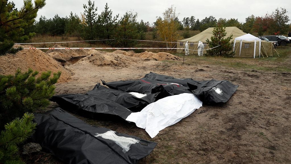 Joukkohauta Lymanissa Ukrainassa.