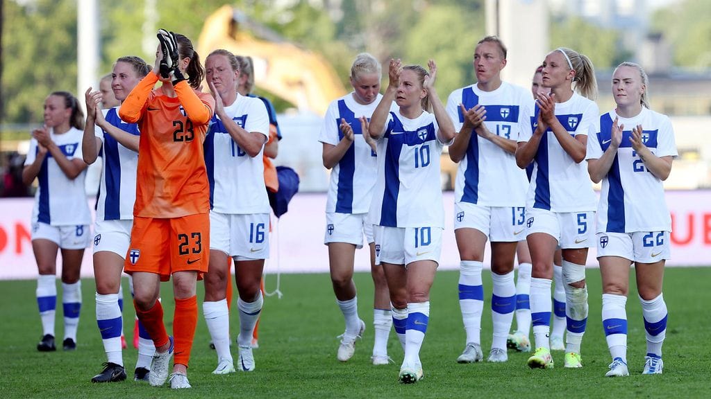 Suomen jalkapallomaajoukkueen eli Helmarien pelaajia Turussa kesäkuussa 2022.