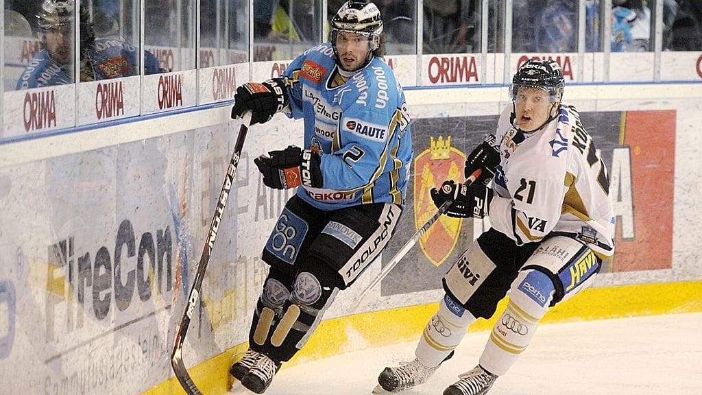 Kärppien Tomi Körkkö (oik.) ei ole vielä tällä kaudella onnistunut maalinteossa.